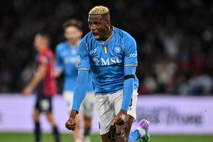 半岛体育APP-英媒：曼联目标下赛季重获欧冠资格，想用钱＋霍伊伦交换奥斯梅恩