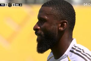 吕迪格失误后呆若木鸡，一脸懵逼