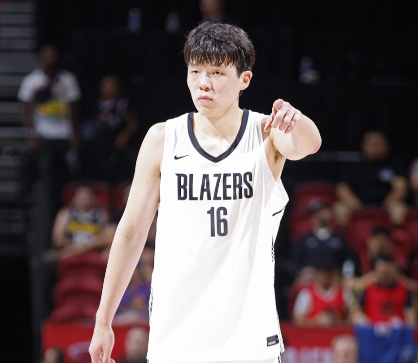 半岛体育APP-杨瀚森两战夏联后采访！不满体能篮板失误，揽责输球，亲承差距大