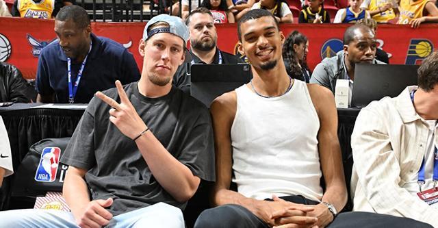 奥利尼克：文班能在攻防两端改变比赛 期待与他并肩作战