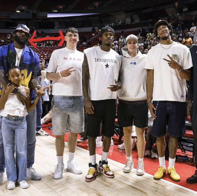 半岛体育官网-美媒：我们已见证了詹姆斯身披湖人战袍的最后一战，再明显不过了