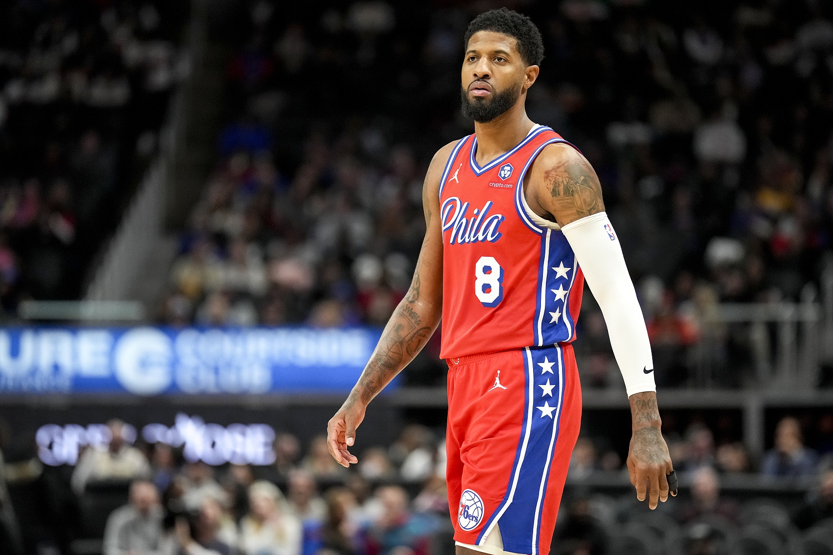 半岛体育官网-伤病不断！35岁的乔治和76人的合同还剩3年1.62亿 全部保障