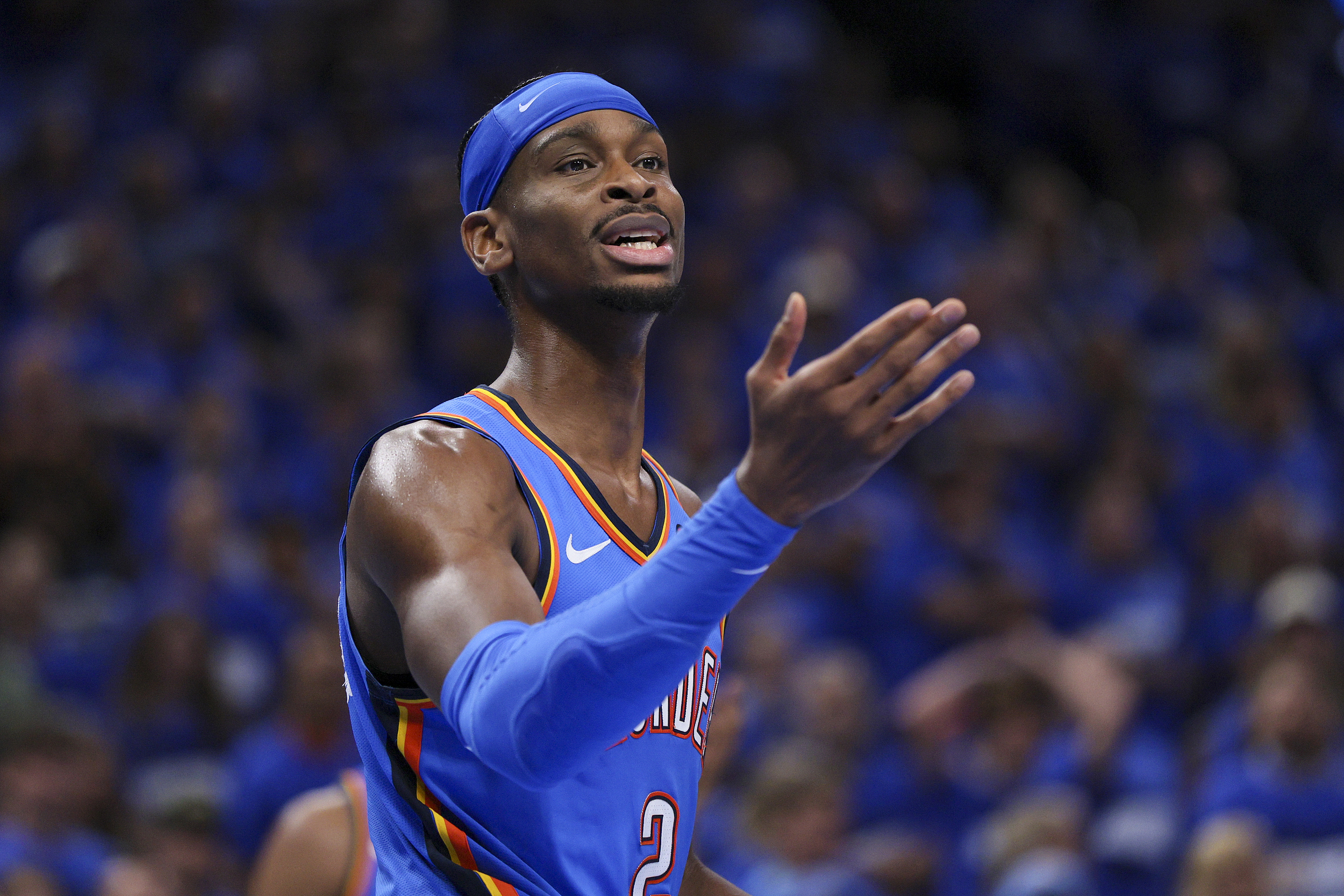 半岛体育APP-亚历山大返乡参加&amp;quot;SGA粉丝集会日&amp;quot;，球迷为其狂欢打Call