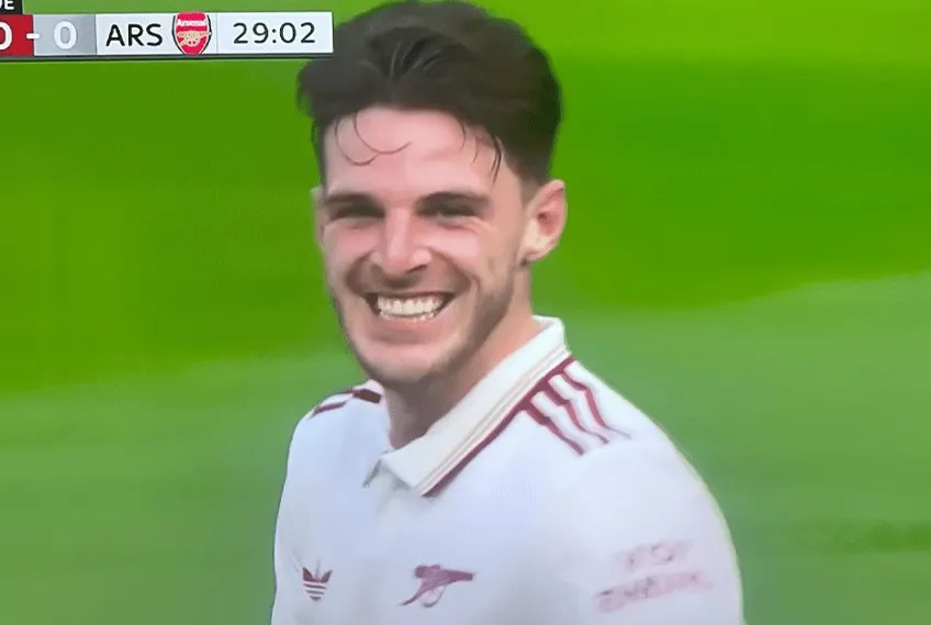 半岛体育-利物浦0-0阿森纳半场数据：射门2-6，射正0-1，良机0-0