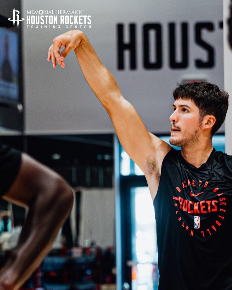 半岛体育官方网站-对新赛季迫不及待！火箭晒训练照：范乔丹顶防阿门 谢泼德在列