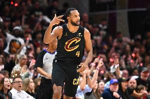 半岛体育官网-不止做DPOY！队记：莫布里今夏提升了跳投技术 控球&amp;终结也有增强