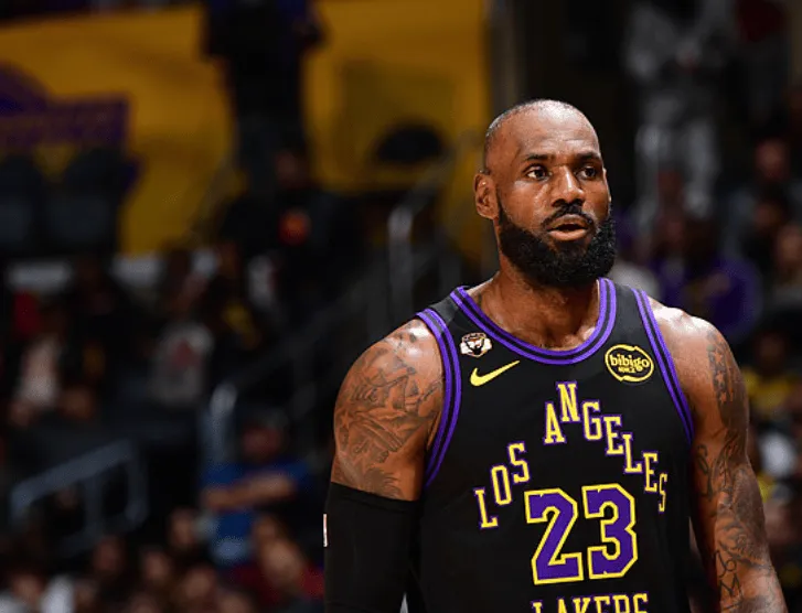 半岛体育官方网站-詹姆斯半场出战16分钟，投篮9中5得到12分4篮板7助攻1盖帽