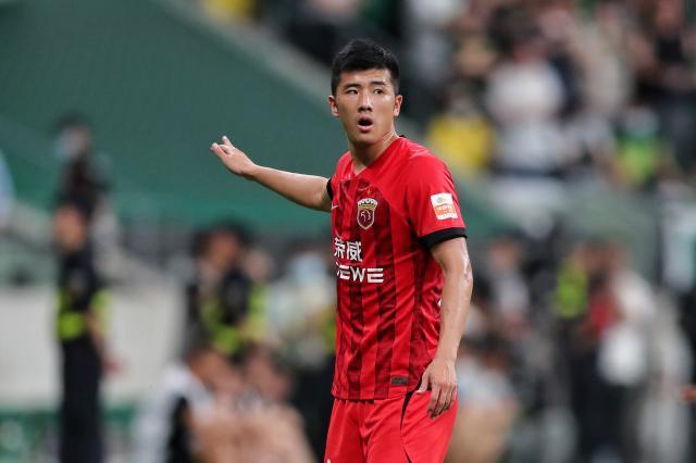 半岛体育官方网站-李圣龙3场2球中锋顺位力压平科：今后还要更自信些