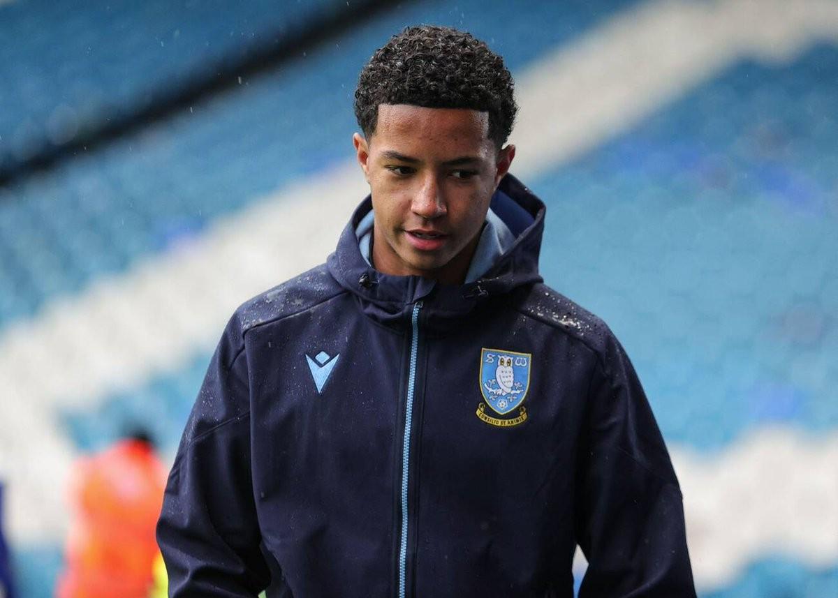 半岛体育APP-TA：切尔西接近100万镑签谢周三17岁左后卫阿拉奥，曼联也在谈